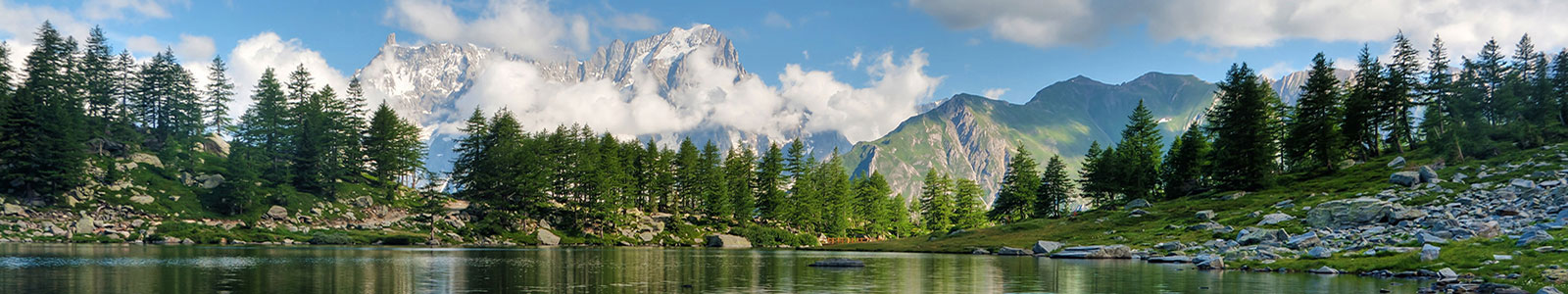 №1904 - Горное озеро на фоне зеленого леса и заснеженных скал
