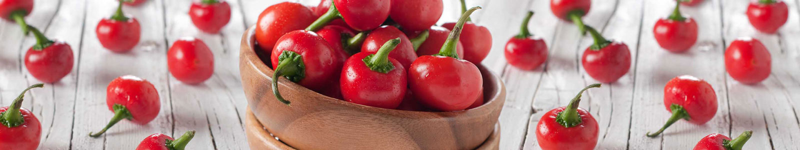 №2288 - Перец чили на белом винтажном столе