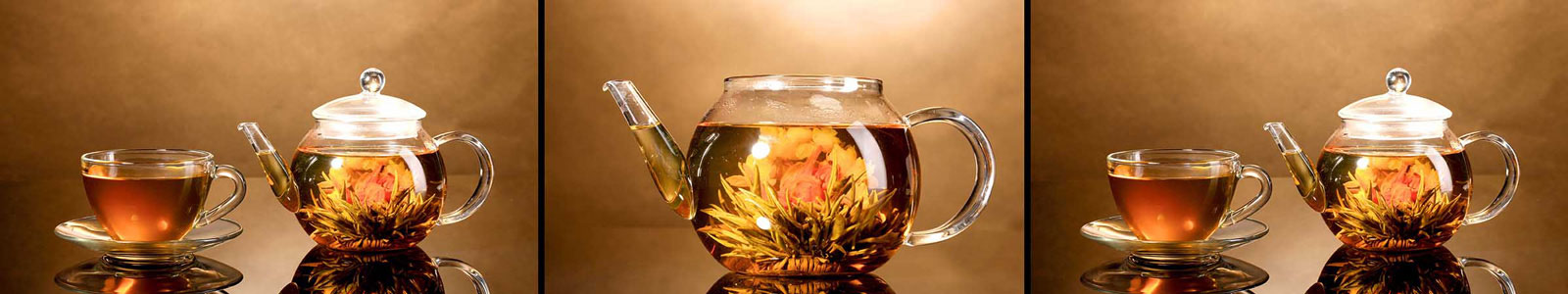 №2450 - Стеклянные чайник и чашка с экзотическим чаем и цветами на коричневом фоне