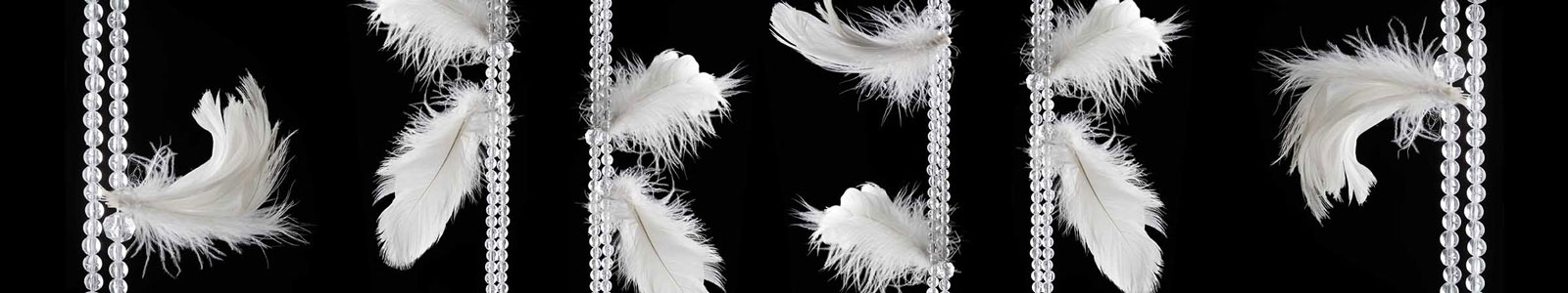 №2777 - Белые перья, висящие на украшениях