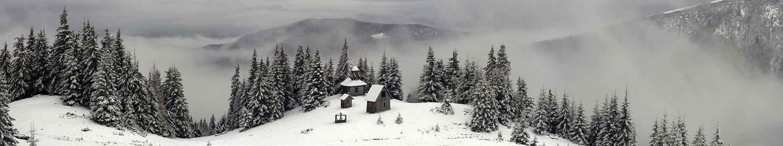 №3771 - Снежная панорама горного пейзажа с деревянной церквушкой
