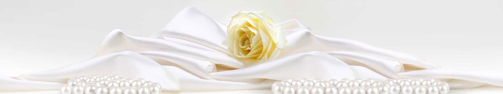 №3881 - Жемчуг у белой розы, лежащей на шелке