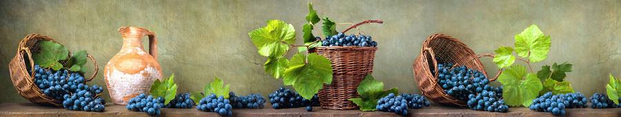 №5181 - Винтажный натюрморт с синим виноградом на столе