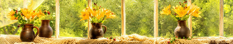 №5256 - Желтые лилии в горшках на столе у окна