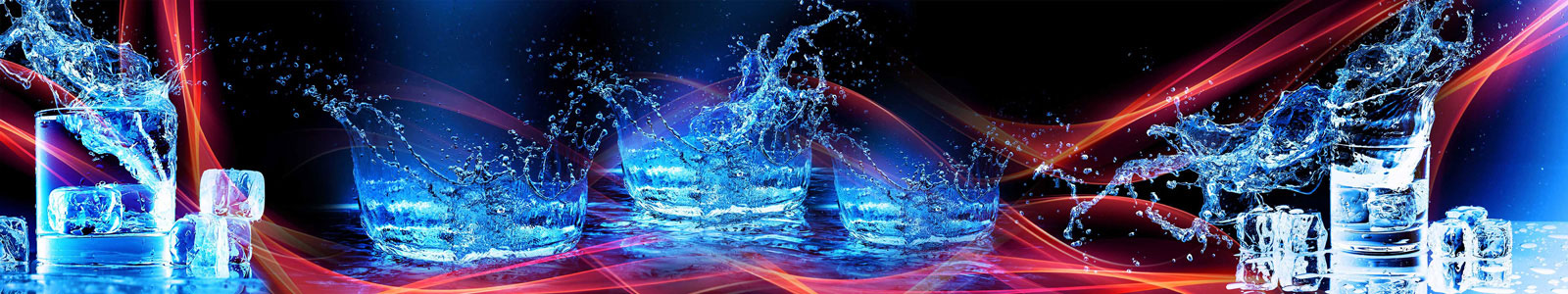 №5553 - Светящиеся вода, брызги и лед в стакане на огненно-абстрактном фоне