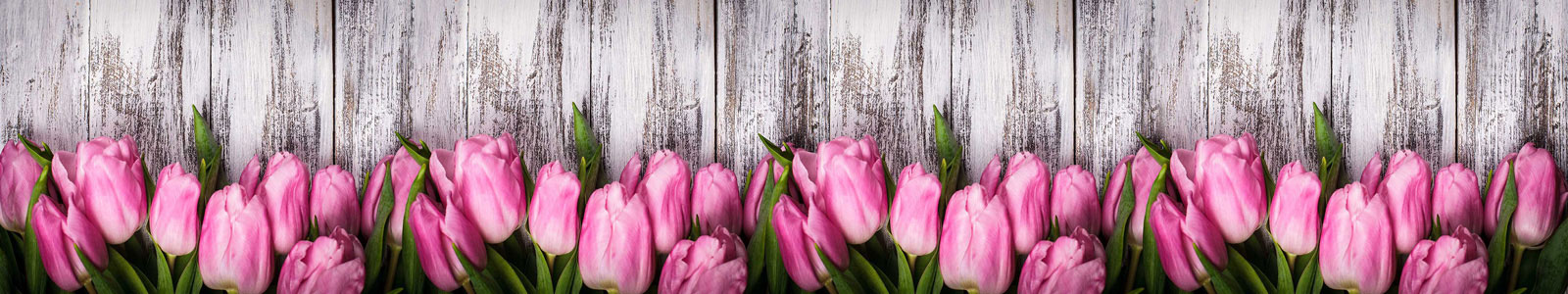 №5895 - Розовые тюльпаны на деревянном фоне