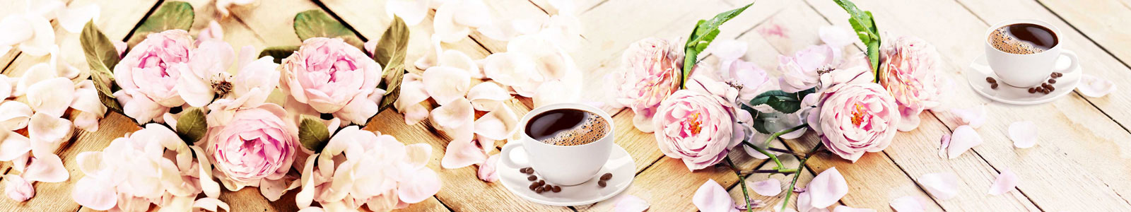 №5955 - Нежные цветы на столе с чашками кофе