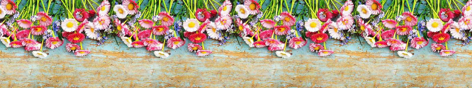 №5958 - Яркие цветочки на старом деревянном столе