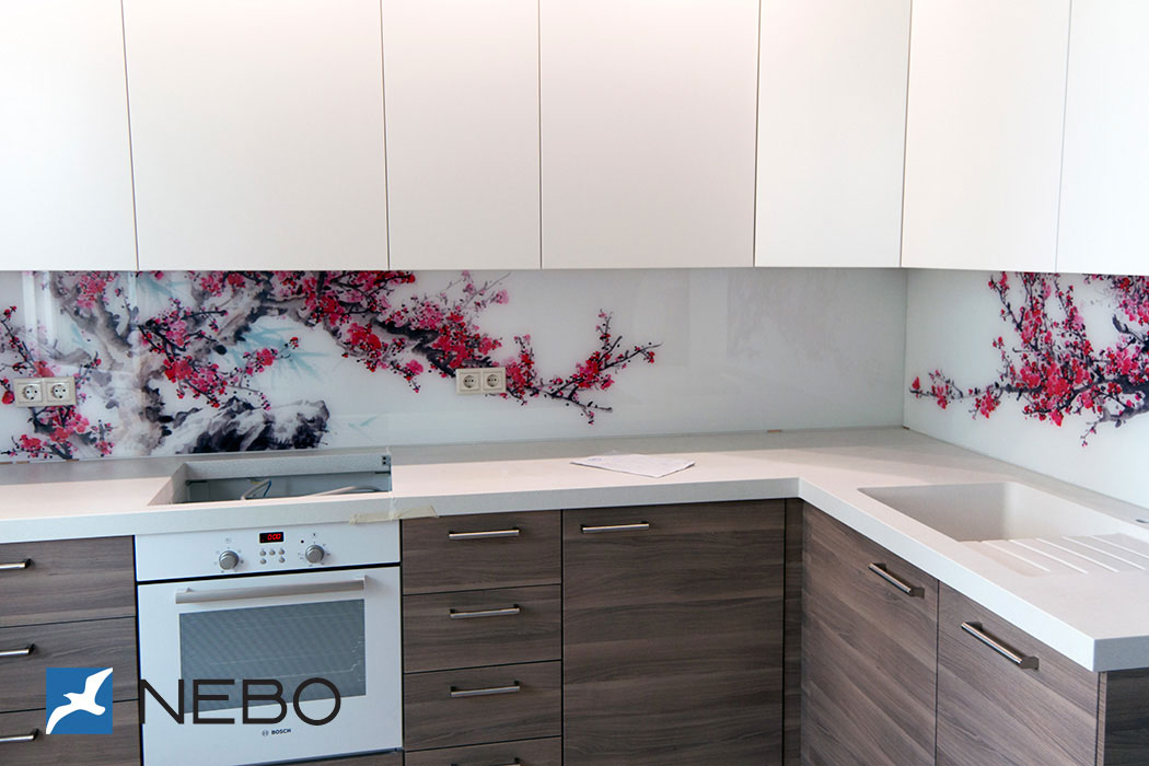 Скинали для кухни с изображением цветущей китайской сливы на белом фоне для кухни с белыми верхними фасадами и столешницей. Низ кухни с текстурой темного дерева