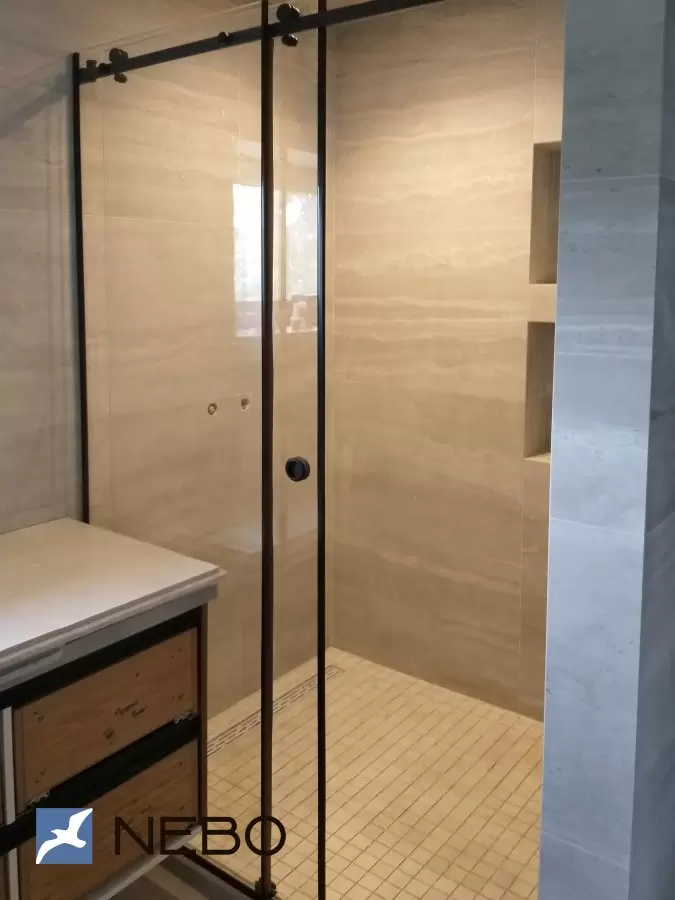 Какие двери в душ лучше — распашные или раздвижные?