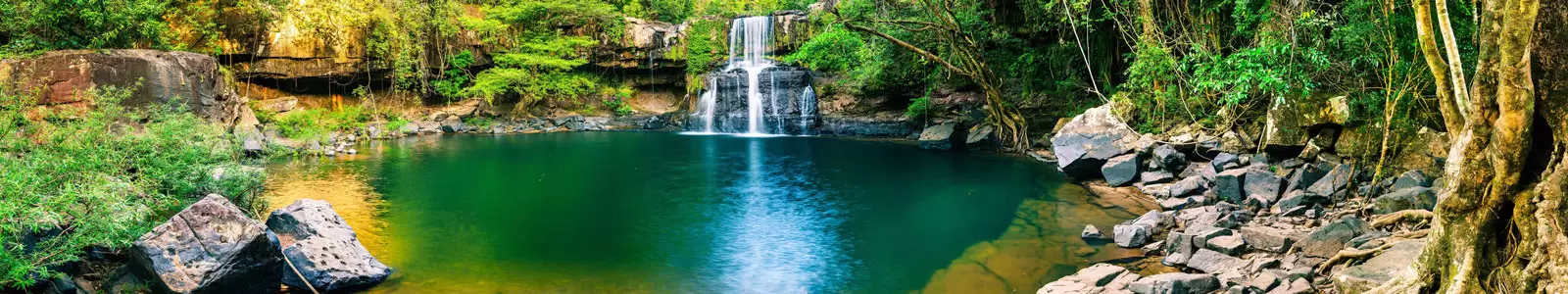 Фартук для кухни из стекла водопад