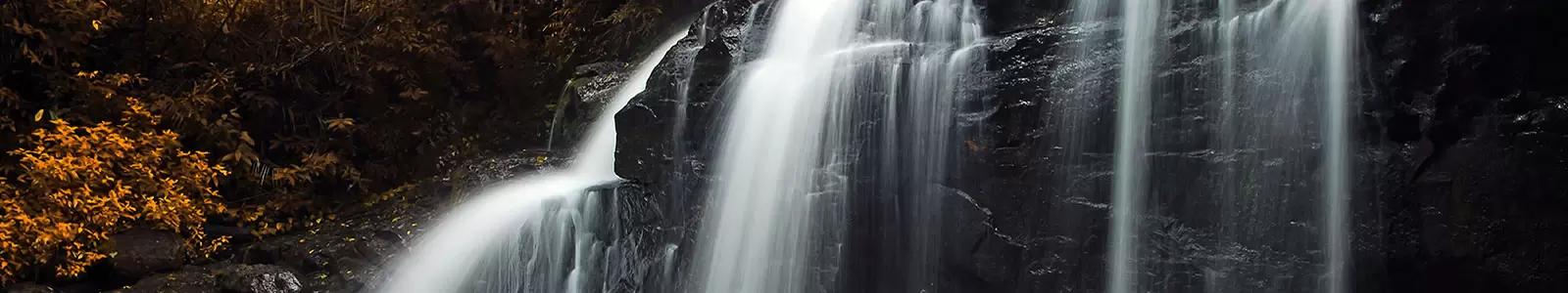 Фартук для кухни из стекла водопад