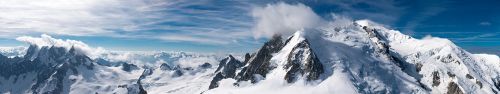 Скинали из стекла - Панорама на самую высокую в Альпах и в Европе гору Монблан в прекрасный солнечный день, Верхняя Савойя, Франция