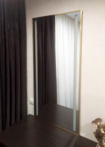 Прямоугольное зеркало с фронтальной подсветкой в золотой рамке для туалетного столика в спальне