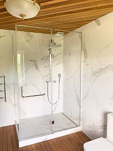 Угловая душевая кабина из прозрачного стекла без крыши с ручкой-полотенцедержателем на распашной двери